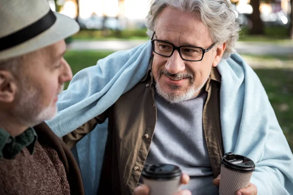 Vrolijke senior gepensioneerden espresso drinken in park — Stockfoto