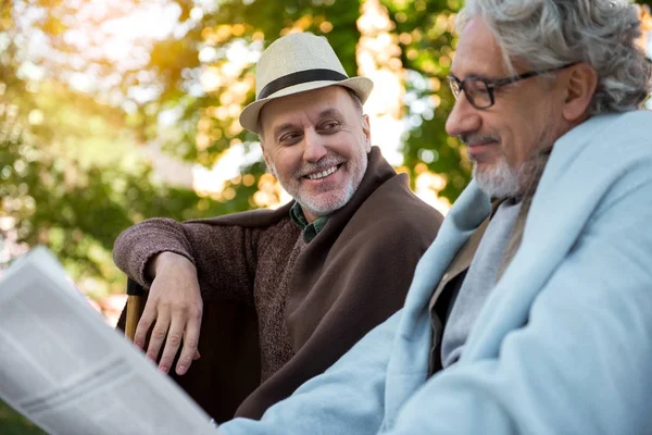 Me alegra que los hombres mayores entretengan con el periódico al aire libre — Foto de Stock