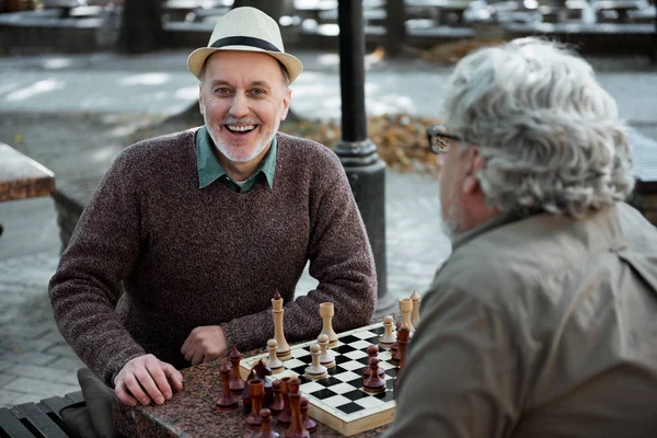 Glada schackspelare med gamla avkopplande i park — Stockfoto