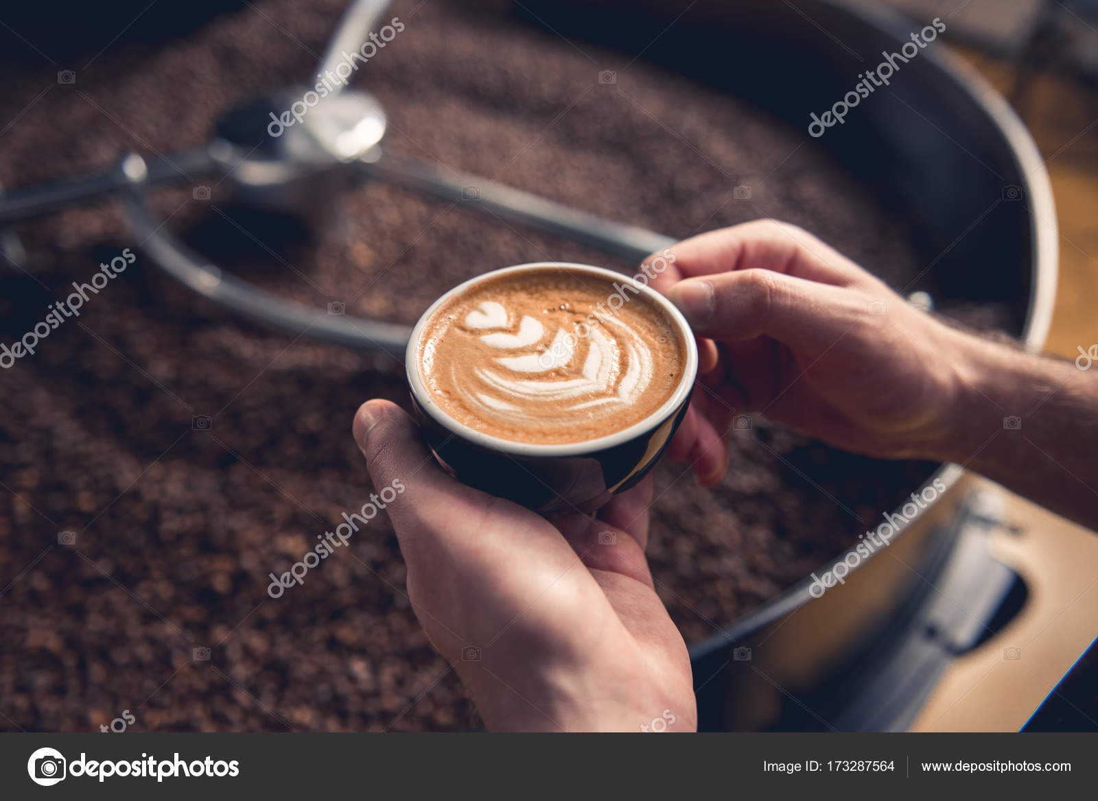 Кофейный барист. Кофе. Чашка кофе. Чашка кофе в руках. Кофе в руках бариста.