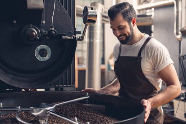 Neşeli erkek kontrol kahverengi tahıl