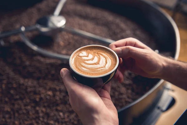 Trabalhador braços segurando caneca de café — Fotografia de Stock