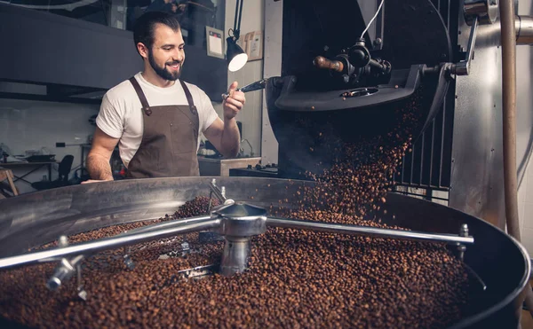 Homem feliz verificando preparar grãos de café — Fotografia de Stock