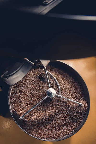 Grãos de café situados em máquina profissional — Fotografia de Stock