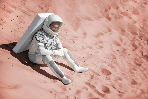 Στοχαστικός αστροναύτης έχοντας κάποιο υπόλοιπο στην έρημο — Φωτογραφία Αρχείου