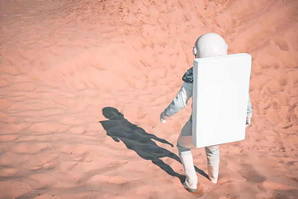 Космонавт движется вперед на песке — стоковое фото
