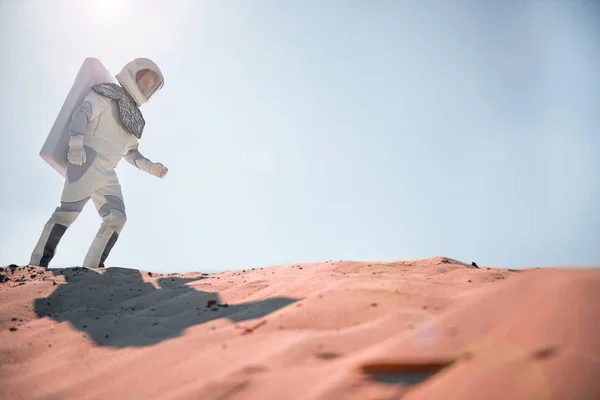 Серьезный астронавт отправляется в пустыню — стоковое фото