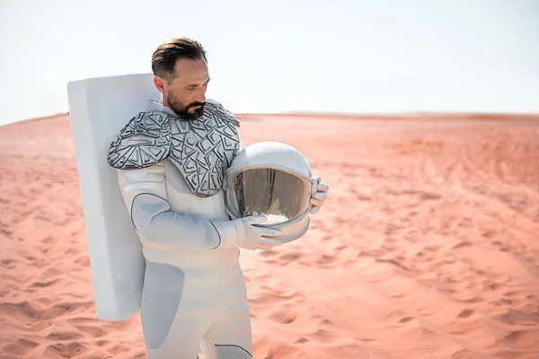Kosmonauta stojąc w środku pustyni — Zdjęcie stockowe