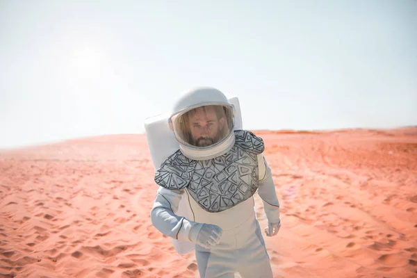 Συμπυκνωμένο διαστημάνθρωπου εντόπιση στην ερημιά — Φωτογραφία Αρχείου