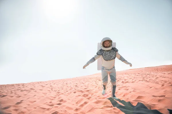 Космонавт ходит мысль пустой пустыни — стоковое фото