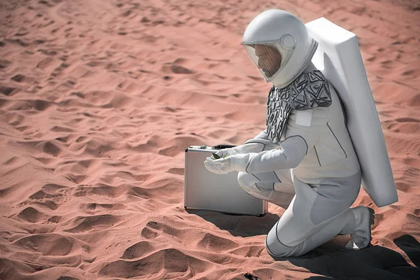 Концентрированный астронавт, находящийся в пустыне — стоковое фото