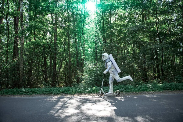 Занятый космонавт веселится в лесу — стоковое фото