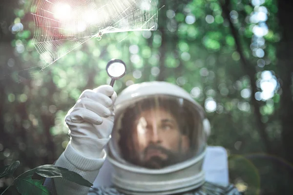 Любопытный астронавт проводит экологические исследования — стоковое фото