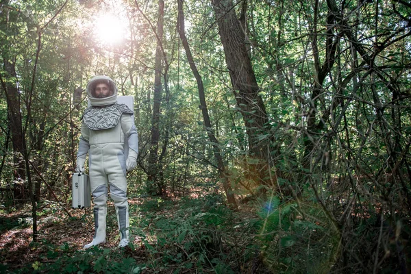 Космонавт в зеленом лесу — стоковое фото