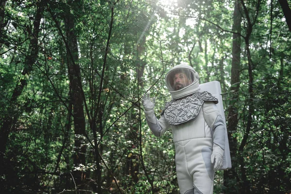 Κατάπληκτος διαστημάνθρωπου έχει βόλτα στο δάσος — Φωτογραφία Αρχείου