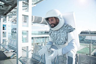 Dışarıda mutlu gülümseyen astronot