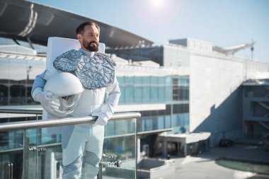 Mutlu gülümseyen astronot dışında bulma