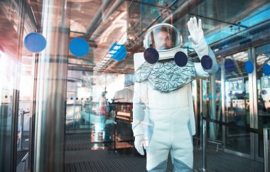 Birine sallayarak alan adamdan üzgün