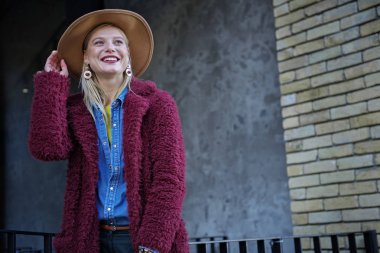 Sarışın kız sokakta eğleniyor heyecanlı