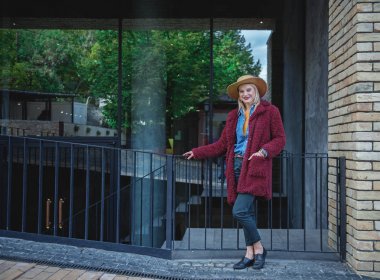 Kendine güvenen sarışın Bayan metro pass poz