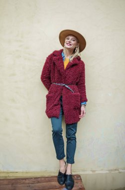 Kendine güvenen Bayan binanın dışında yakın poz