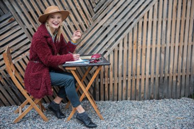 Heyecanlı sarışın Bayan düşünceler günlüğüne yazma