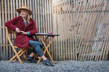 Dinlenme açık neşeli genç kadın