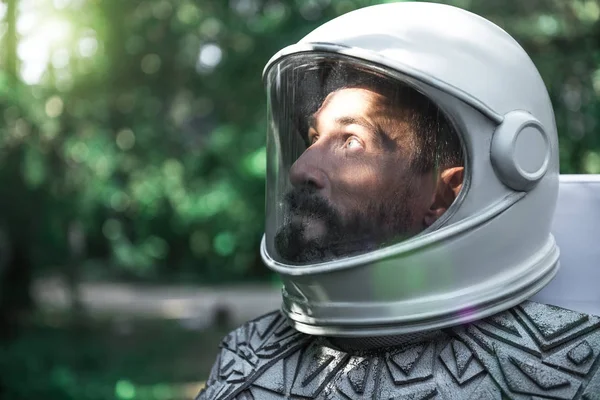 Удивительный космонавт-мужчина, взглянувший вверх — стоковое фото