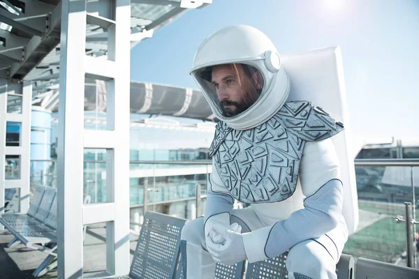 Dikkatli erkek astronot bekleyin
