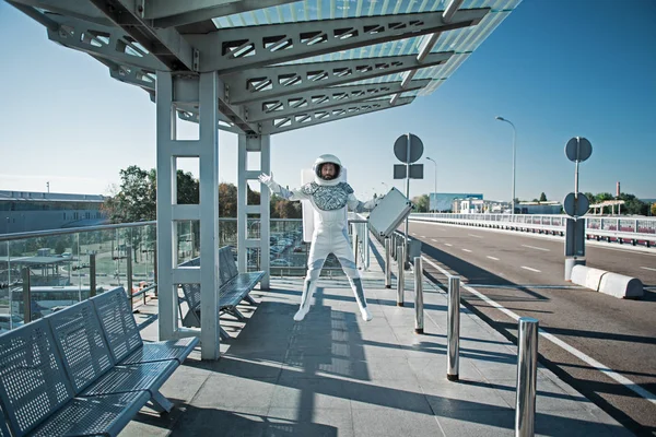 Meraklı kozmonot kollarını aç