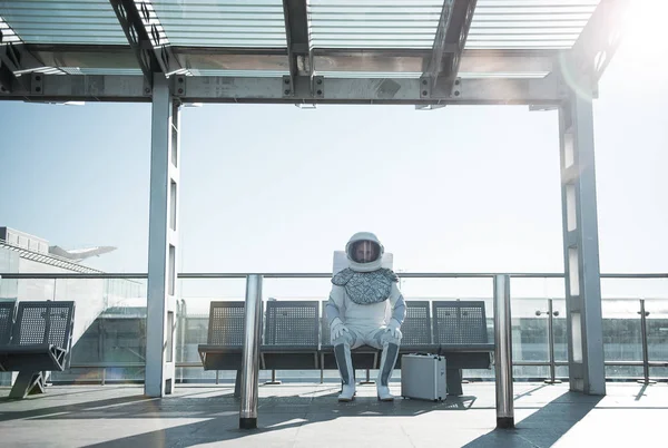 Серьезный астронавт вряд ли ждет транспортное средство — стоковое фото