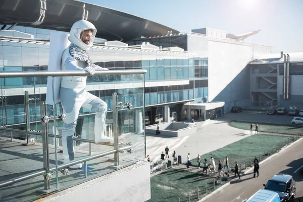 Balkon bulma ve geleceğe bakış astronot