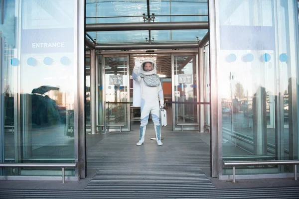 Космонавт стоит перед открытыми воротами — стоковое фото