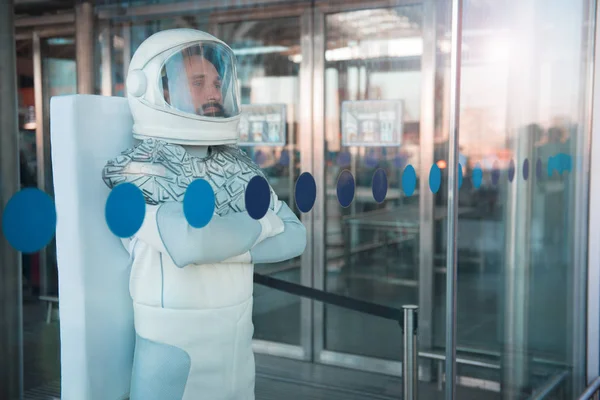 Vertrouwen kosmonaut zoeken in de buurt van glas poorten — Stockfoto