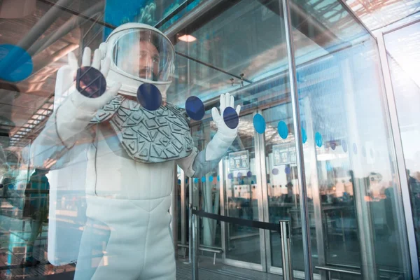 Curieux astronaute localisant près des portes d'un autre monde — Photo