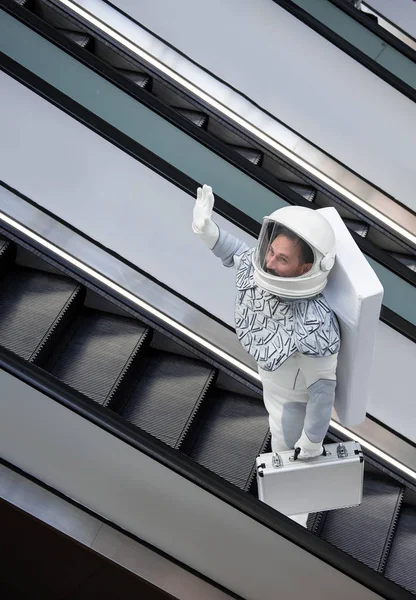 Веселый астронавт машет кому-то — стоковое фото