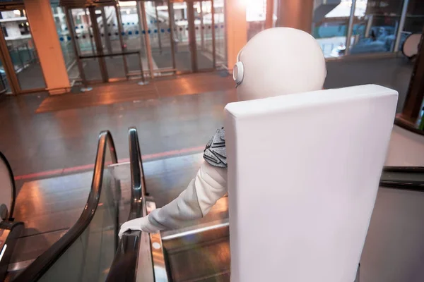 Spaceman usando el equipo necesario usando cinta móvil — Foto de Stock