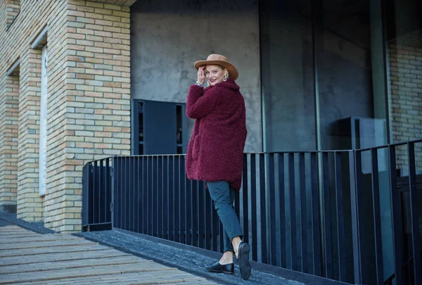 Senhora elegante confiante que gosta de andar na rua — Fotografia de Stock