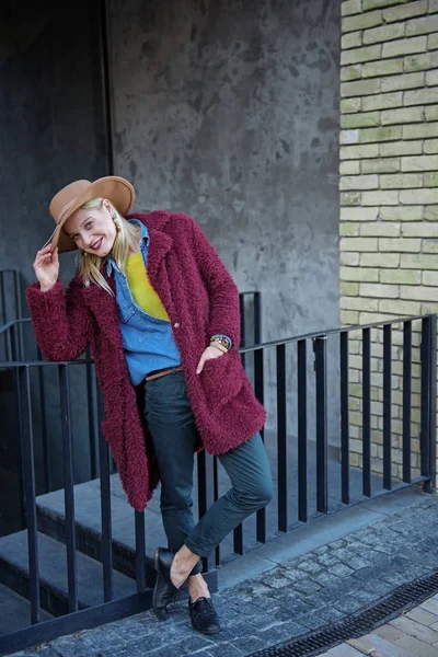 Kendine güvenen sarışın Bayan sokakta ayakta