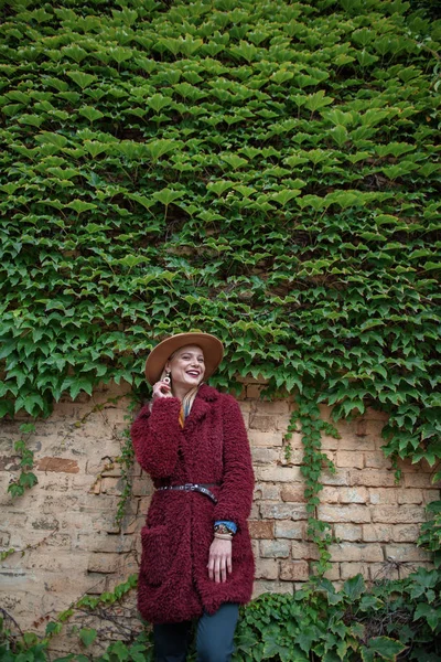 Neşeli kız binasında clambering bitki yakınındaki ayakta