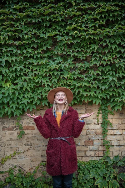 Excited blond girl observing clamberer on wall — Stock Photo, Image