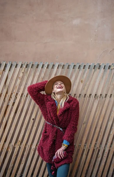 Elegant young lady is excited about lovely autumn day — Stock Photo, Image