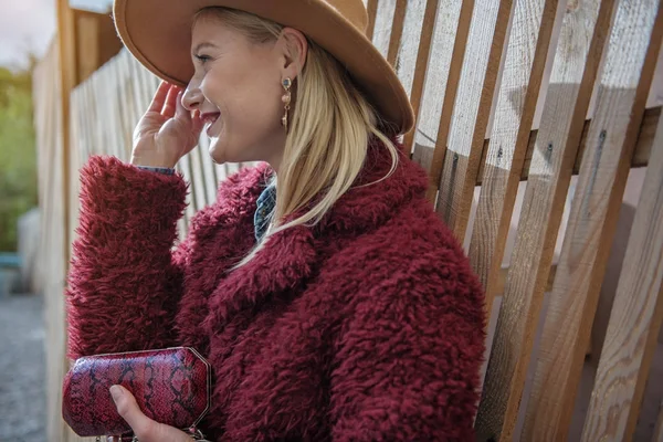 Élégante dame blonde relaxante près de la palissade en bois — Photo