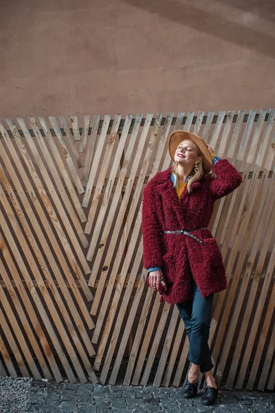 Şık sarışın kız sokakta ayakta