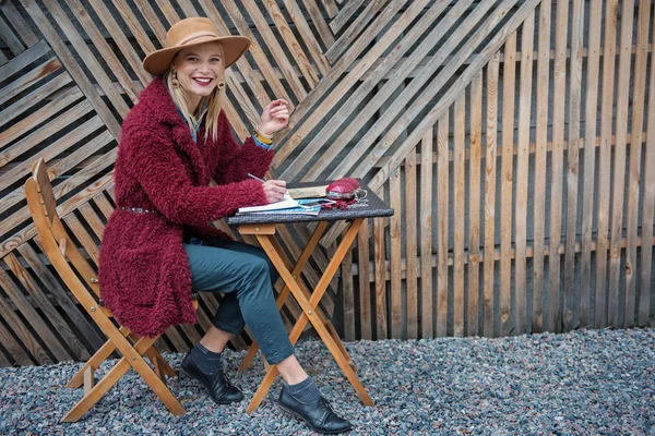 Yazı defteri bilgileri belirterek kaygısız genç kadın