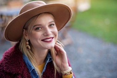 Neşeli genç kadın Park'ta dinlenme