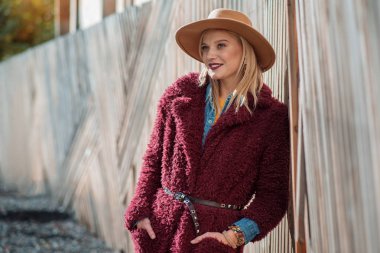 Mutlu genç kadın ahşap çit dinlenme