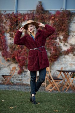 Sarışın hanımefendi doğada rahatlatıcı