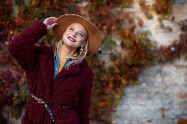 Neşeli kız sonbahar doğanın keyfini