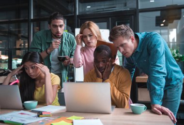 Ofiste çalışırken duygu anksiyete yetenekli arkadaşları vardır